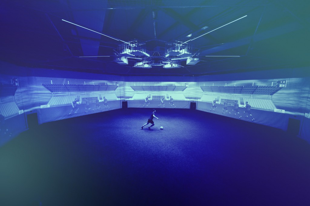 Aufnahme aus der skills.lab Arena zeigt einen erwachsenen Spieler im Dribbling bei einer Übersichtsübung