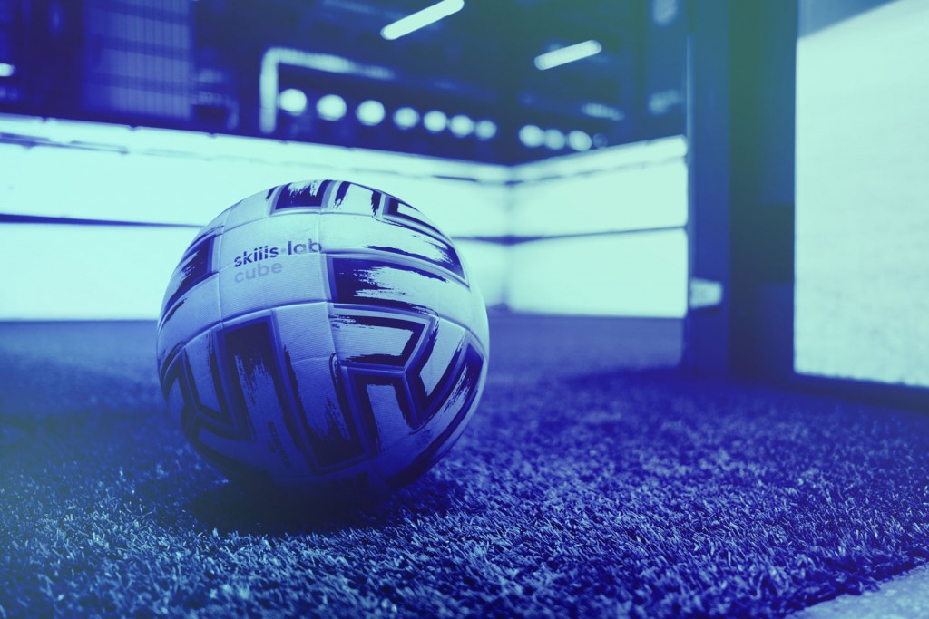 Nahaufnahme eines Fußballs im skills.lab Cube