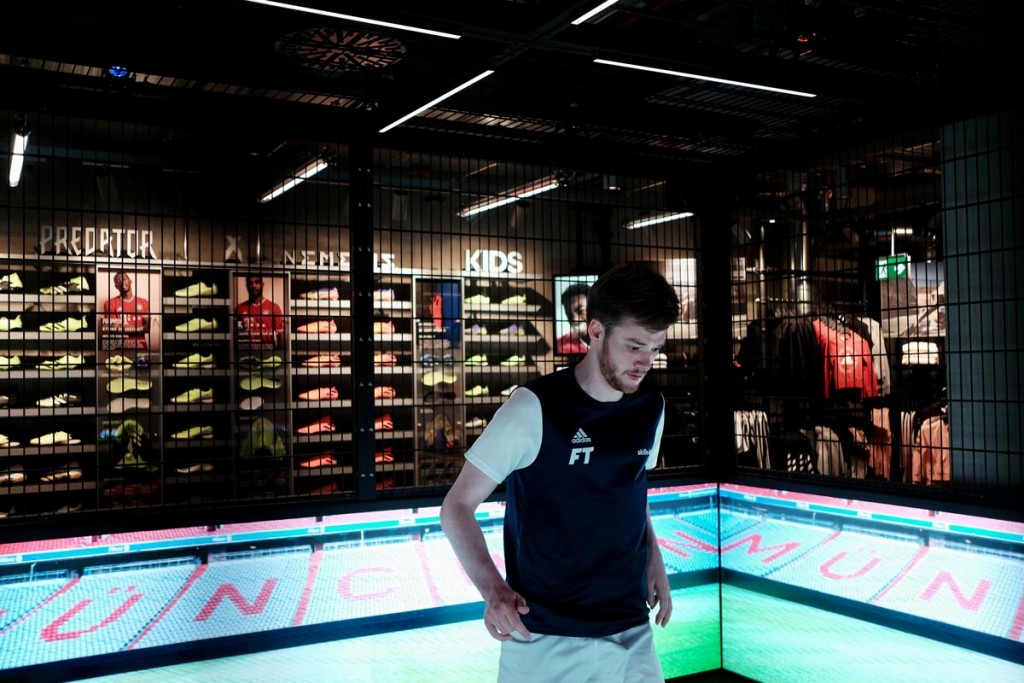 Aufnahme eines Spielers im skills.lab Cube in der FC Bayern World in München