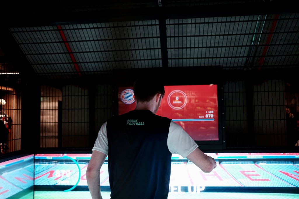 Aufnahme von außen in den skills.lab Cube in der FC Bayern World in München