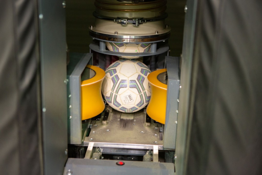 Detailaufnahme einer Ballmaschine in der skills.lab Arena, entwickelt von Anton Paar