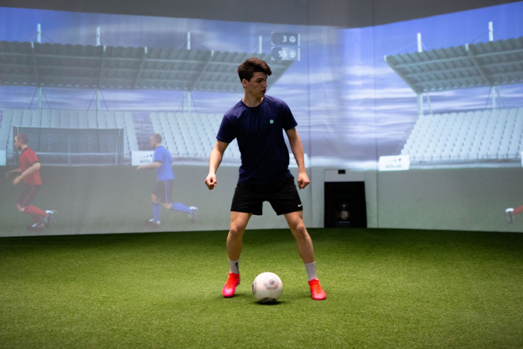 Assessment und Scouting - Ein Spieler bei einer Übersichtsübung in der skills.lab Arena