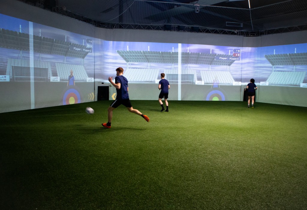 Individual- und Reha-Training - Drei Spieler während einer Parallel-Passübung in der skills.lab Arena