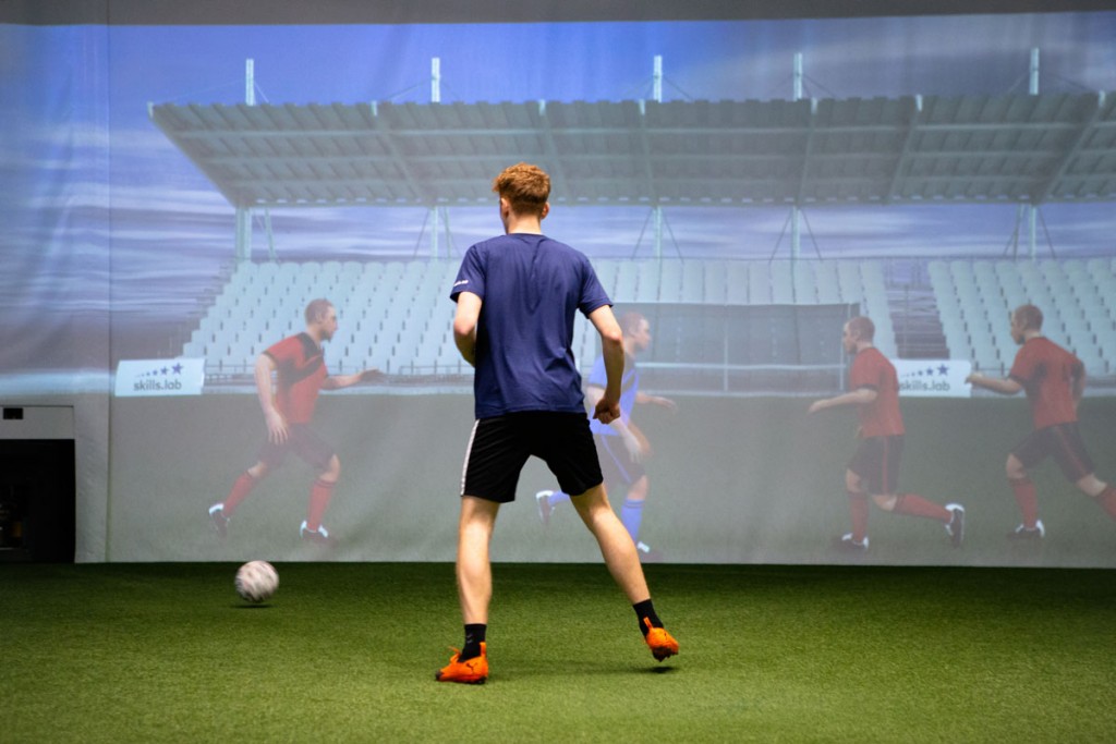 Individual- und Reha-Training - Foto eines Spielers bei einer Doppelpassübung in der skills.lab Arena