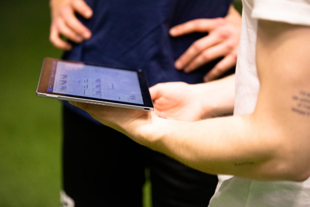 Individual- und Reha-Training - Close-Up auf ein Tablet auf dem Leistungsdaten angezeigt werden