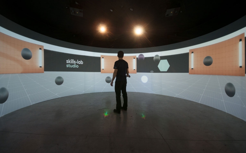 Bild zeigt einen Sportler beim Training der kognitiven Fähigkeiten im skills.lab Studio