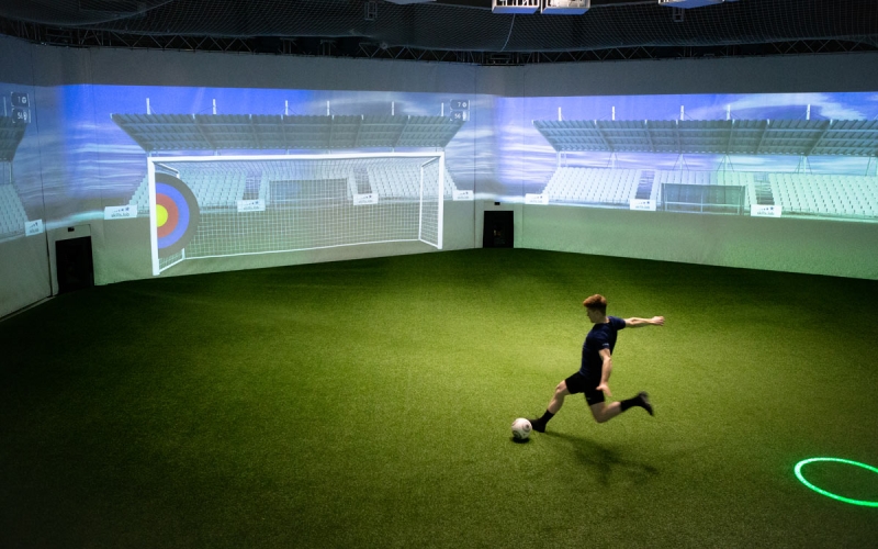 Bild eines erwachsenen Spielers beim Schuss auf ein Ziel während eines Trainings in der skills.lab Arena