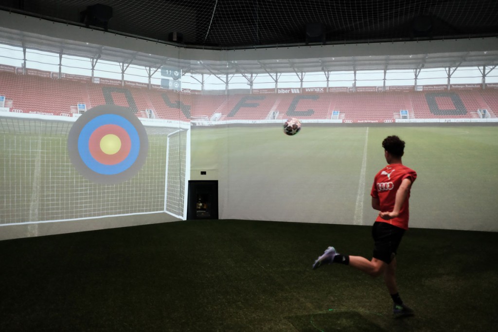 FC Ingolstadt 04 - Aufnahme eines Nachwuchsspielers bei einer Kopfballübung im skills.lab