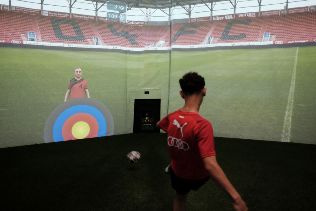 FC Ingolstadt 04 - Aufnahme eines Nachwuchsspielers bei einer Passübung in der skills.lab Arena