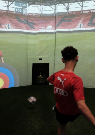 FC Ingolstadt 04 - Aufnahme eines Nachwuchsspielers bei einer Passübung in der skills.lab Arena