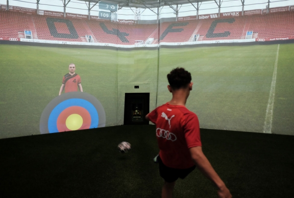 FC Ingolstadt 04 - Aufnahme eines Nachwuchsspielers bei einer Passübung in der skills.lab Arena