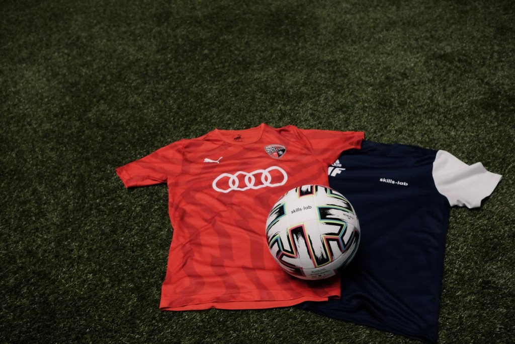 FC Ingolstadt 04 - Aufnahme der am Boden liegenden Trikots des FC Ingolstadt und von skills.lab