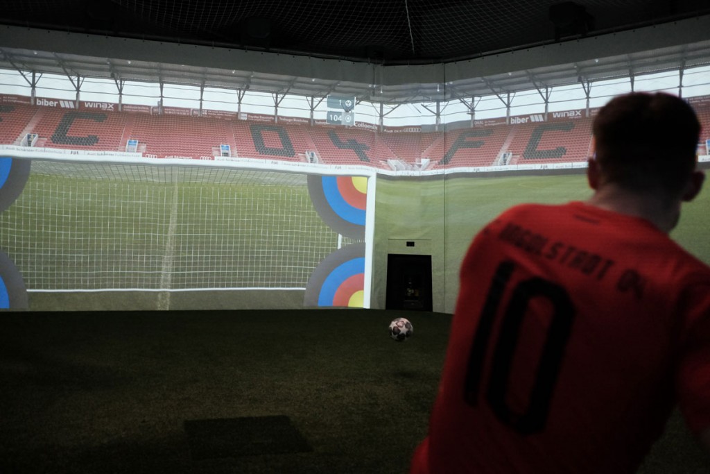 FC Ingolstadt 04 - Aufnahme eines Spielers bei einer Torschussübung in der skills.lab Arena