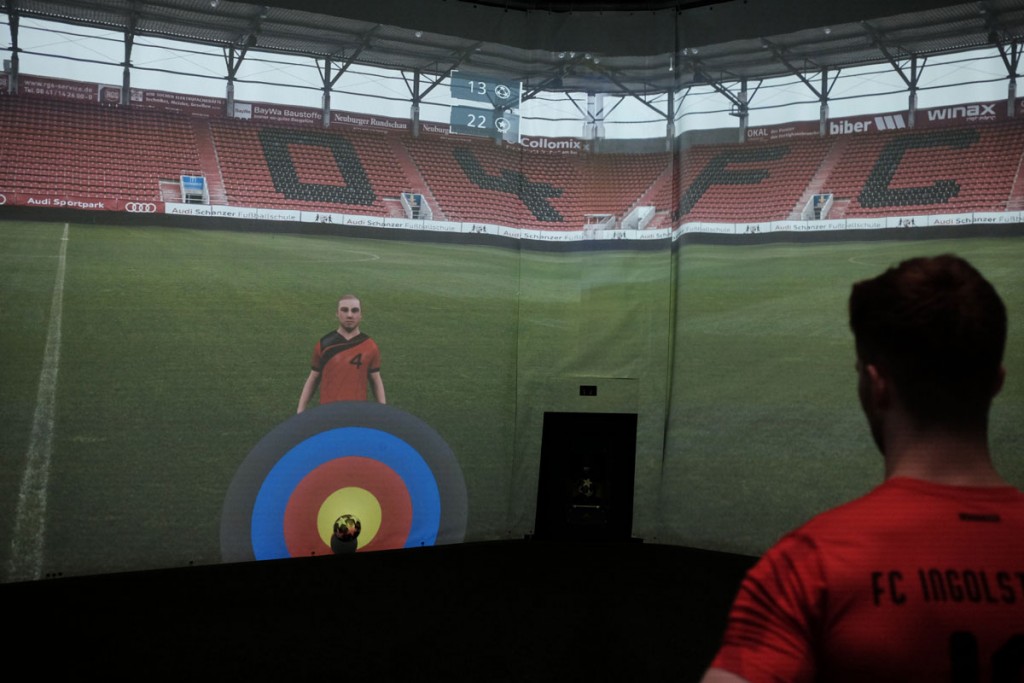 FC Ingolstadt 04 - Aufnahme eines Spielers bei einer Passübung in der skills.lab Arena