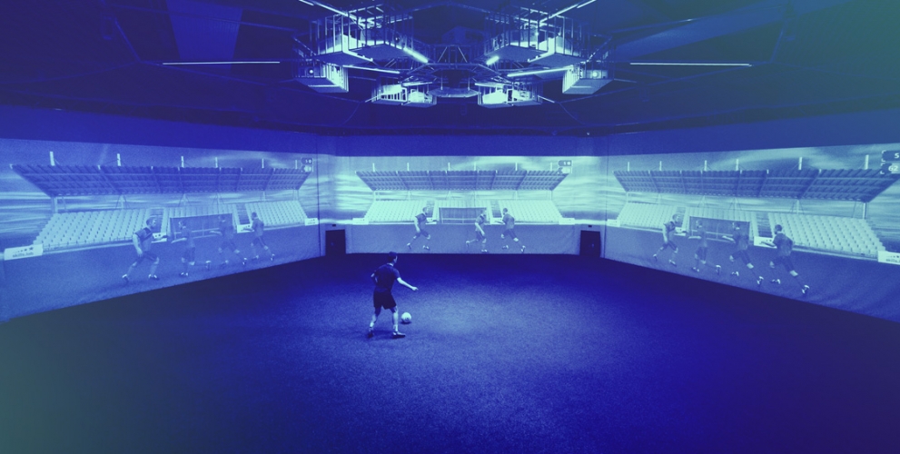 skills.lab Home Corporate - Bild eines erwachsenen Spielers bei einer Übersichtssübung in der skills.lab Arena in Wundschuh