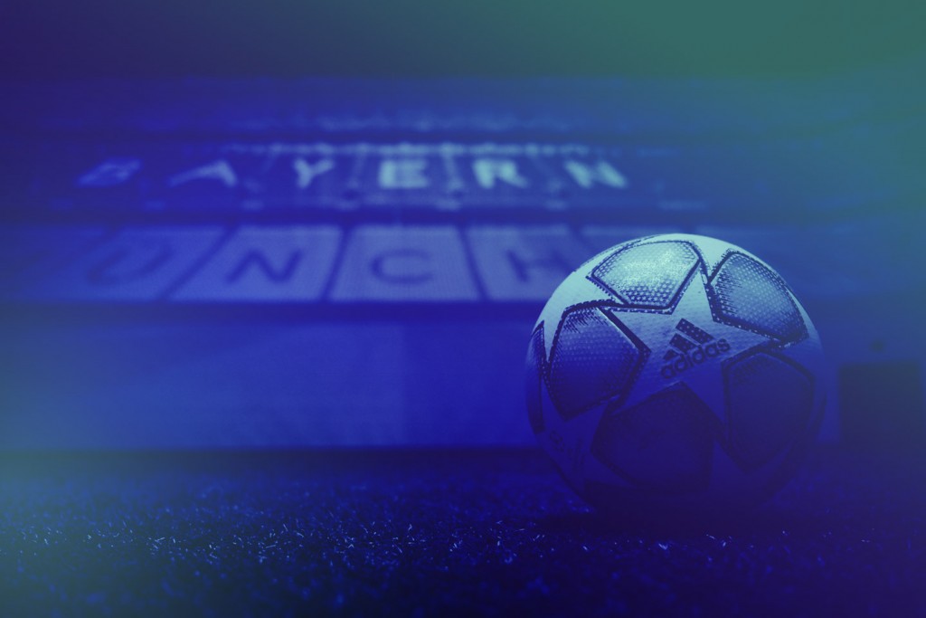 Kunden - Nahaufnahme eines Fußballs in der skills.lab Arena am FC Bayern Campus