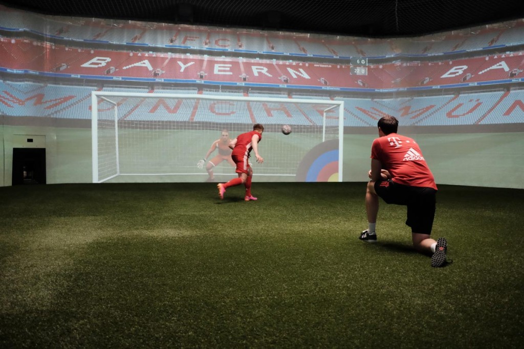 FC Bayern München - Aufnahme eines erwachsenen Spielers und eines Trainers bei einer Kopfballübung in der skills.lab Arena am FC Bayern Campus