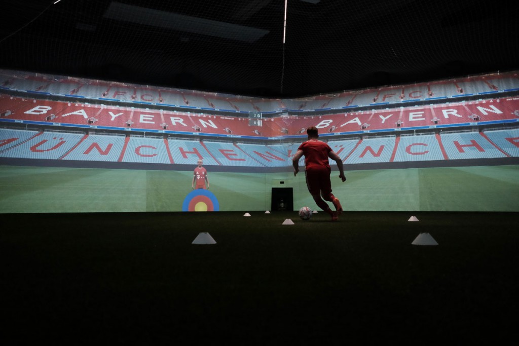 FC Bayern München - Aufnahme eines Spielers während einer Dribblingübung in der skills.lab Arena am FC Bayern Campus