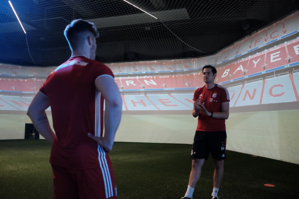 FC Bayern München - Ein Spieler und ein Trainer während einer Besprechung in der skills.lab Arena am FC Bayern Campus
