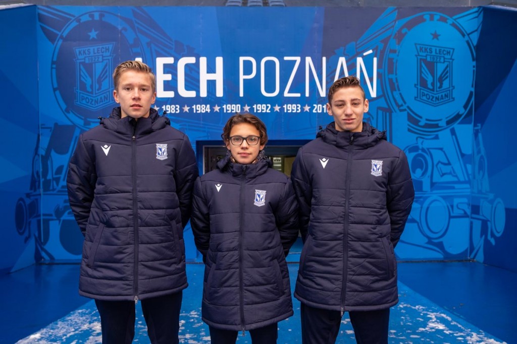 KKS Lech Poznań - Porträtaufnahme von drei Akademiespieler im Stadion von Lech Poznan