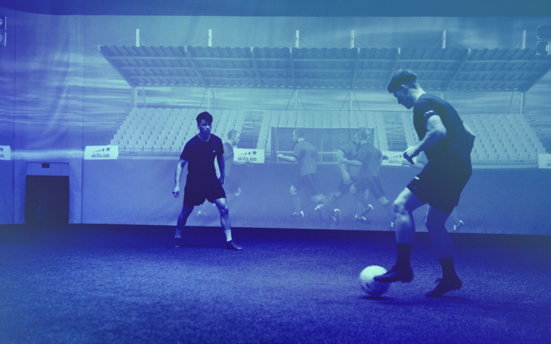 Aufnahme von zwei erwachsenen Spielern bei einer Pass- und Torschussübung im skills.lab Wundschuh