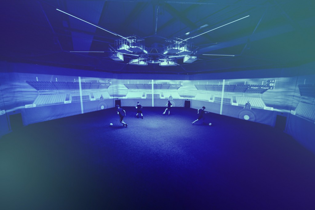 Panoramaaufnahme von vier erwachsenen Spielern bei einer Parallelpassübung in der skills.lab Arena