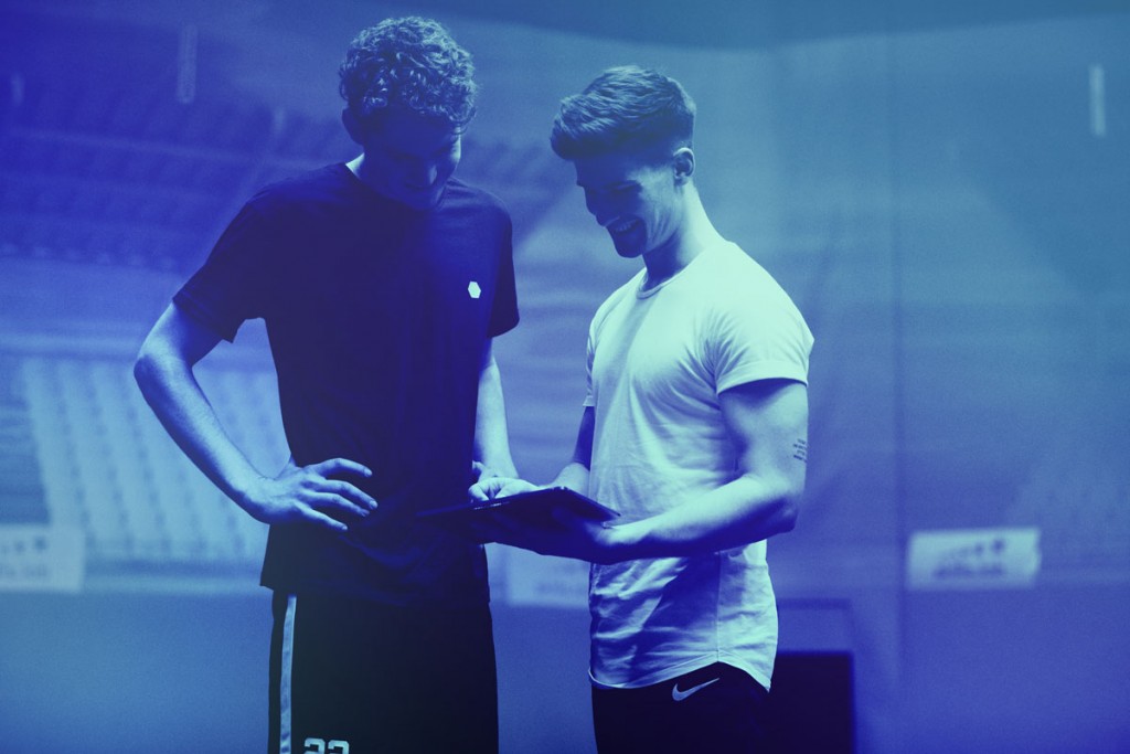 skills.lab coach giving feedback to an adult player during an open training for adults at skills.lab