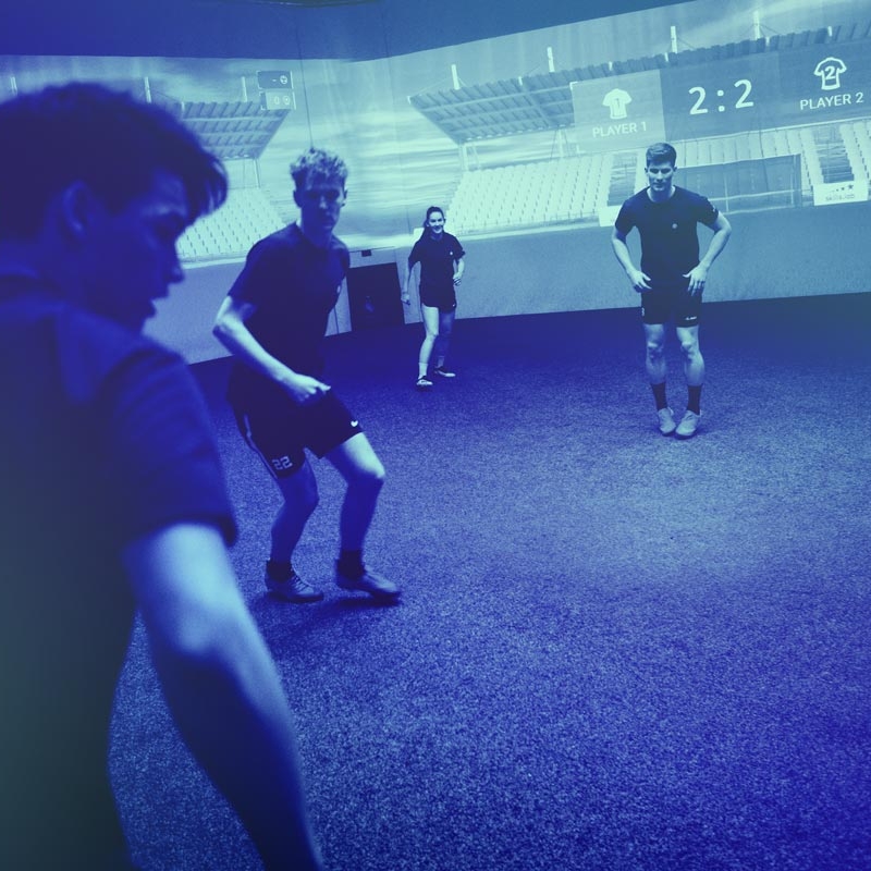 Aufnahme in der skills.lab Arena mit vier erwachsenen Spielern