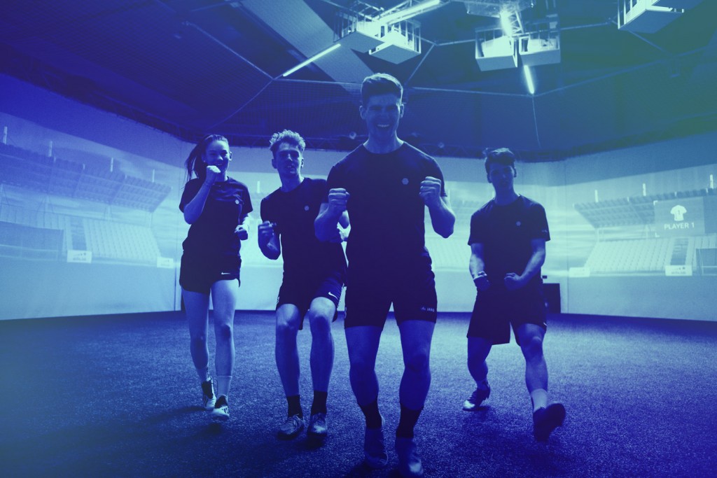 4 Erwachsene jubeln in der skills.lab Arena