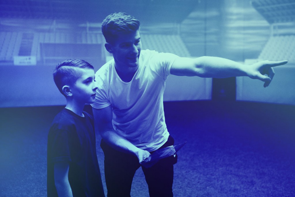 A skills.lab coach giving instructions to a kid during an exclusive training