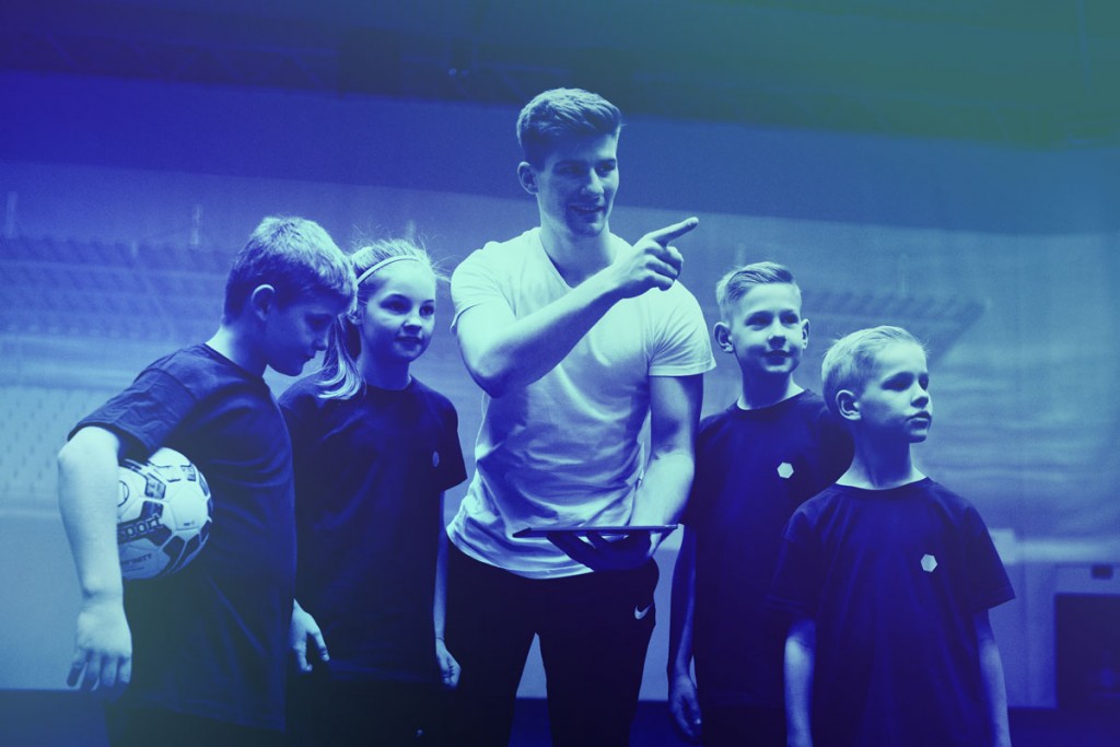 Aufnahme zeigt einen skills.lab Coach der vier Kinder beim Probetraining Tipps gibt