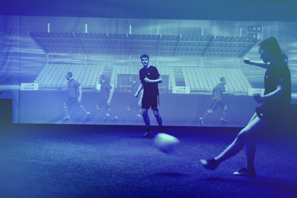 Two adult players during a free trial at skills.lab Arena