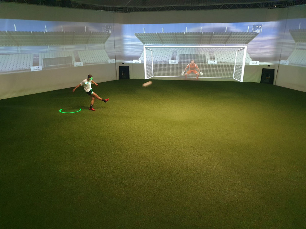 Sturm-Profi Ivan Ljubic bei einer Torschussübung in der skills.lab Arena