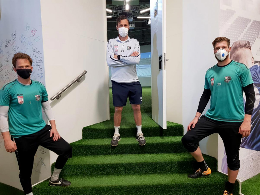 Gruppenfoto von WAC Spielern mit Christian Gratzei im skills.lab