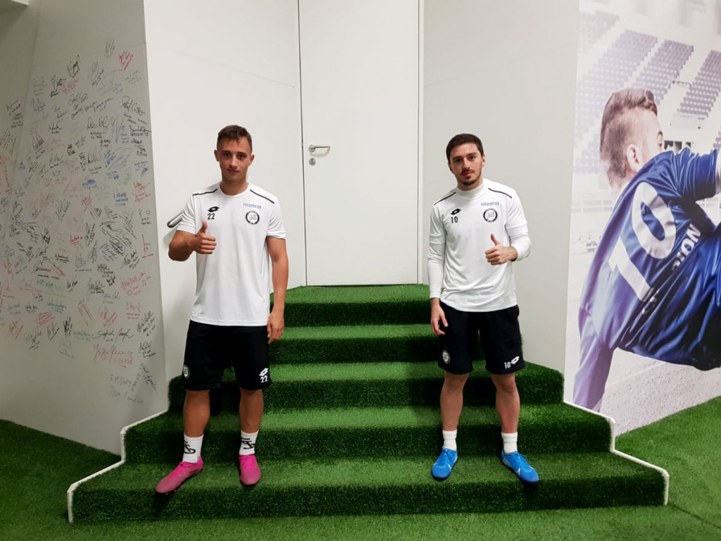 Sturm-Profis Tobias Koch und Otar Kiteishvili am Eingang zur skills.lab Arena in Wundschuh