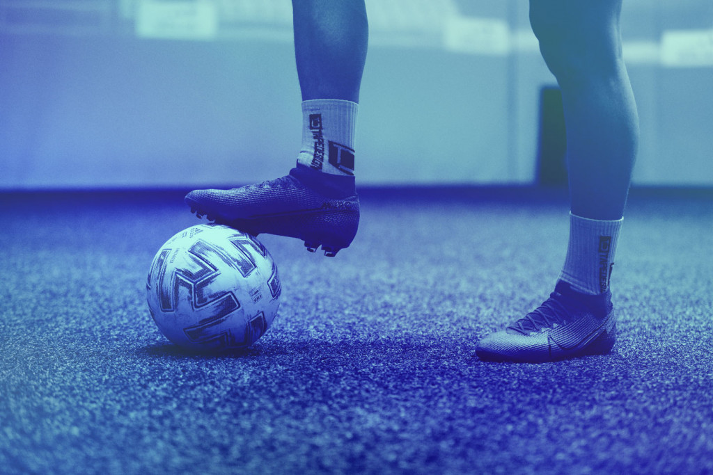 Detailaufnahme eines Spielerbeins und eines Balls in der skills.lab Arena