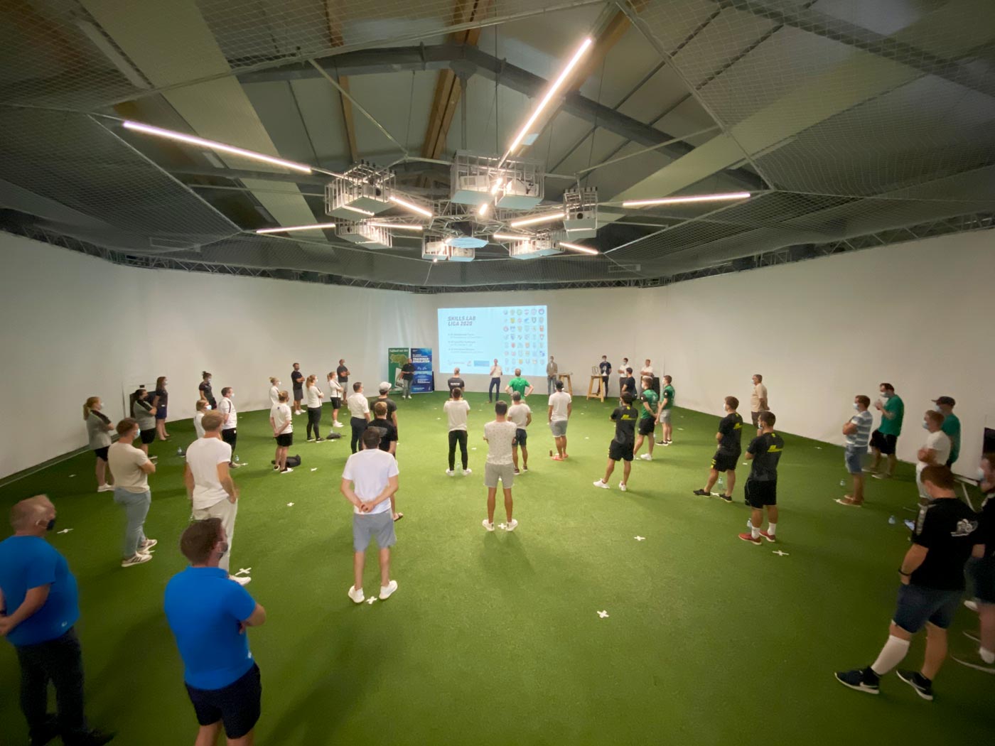 Teilnehmer der Abschlussfeier in der skills.lab Arena