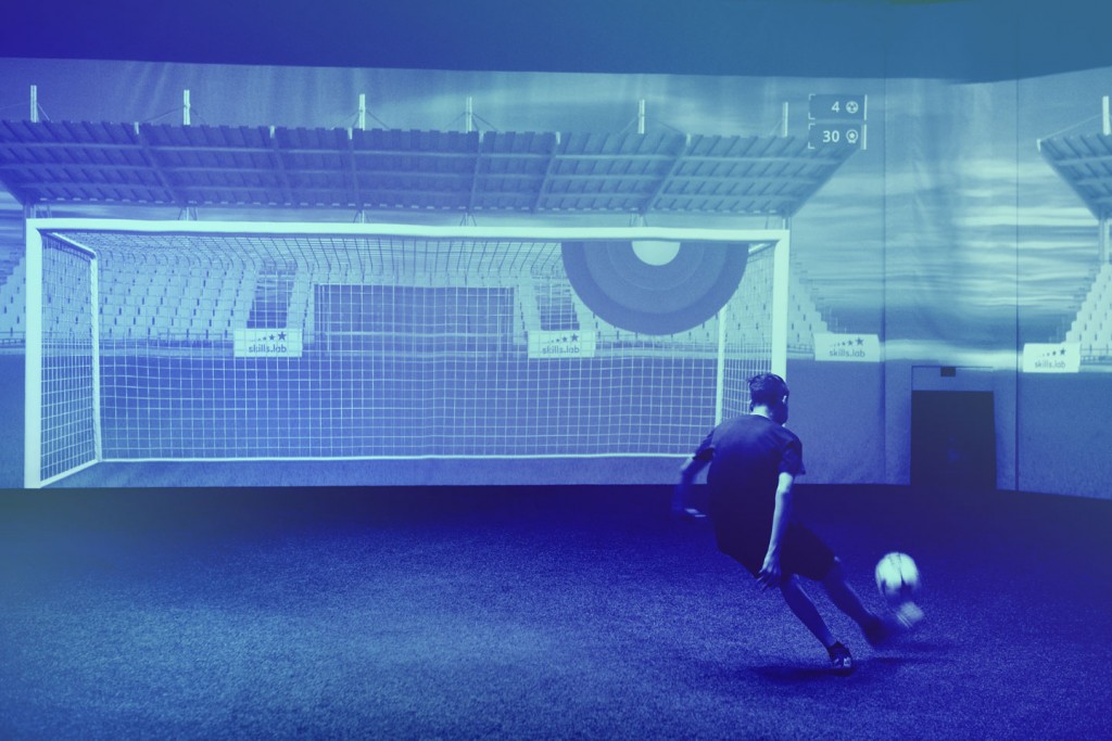 Academy - Aufnahme eines jugendlichen Spielers bei einer Torschussübung in der skills.lab Arena