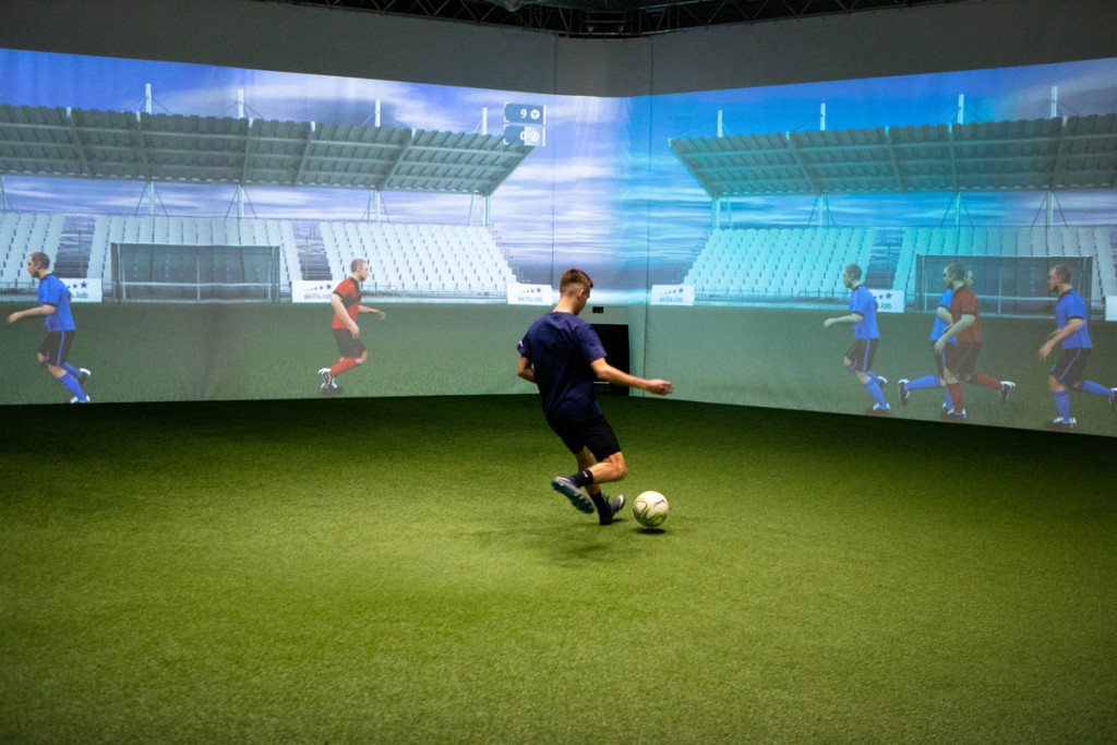 Academy - Ein Nachwuchsspieler bei einer Passübung in der skills.lab Arena