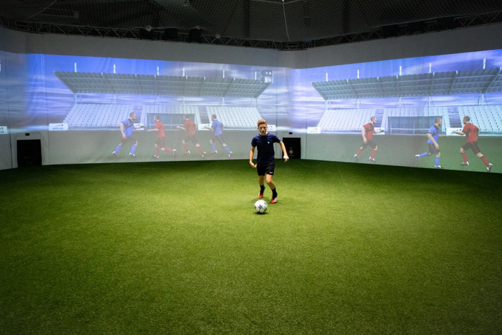 Skills Check - Ein jugendlicher Spieler während einer Übersichtsübung in der skills.lab Arena