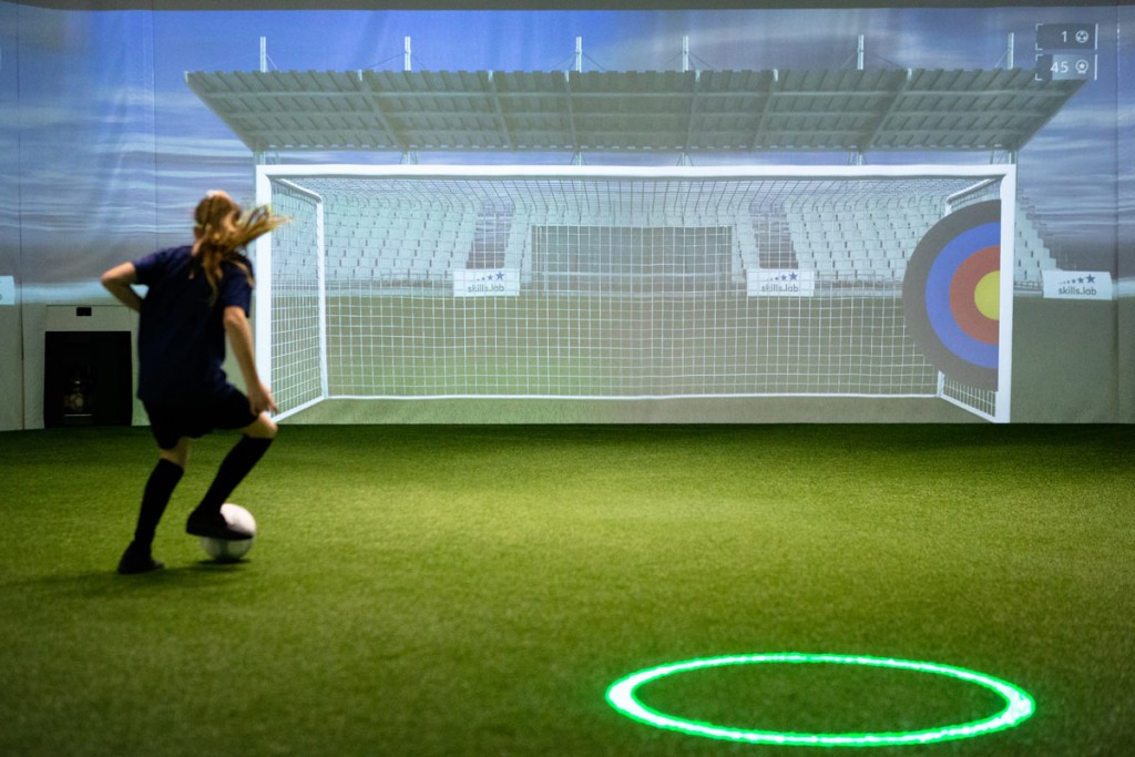Skills Check - Ein Mädchen bei einer Torschussübung in der skills.lab Arena