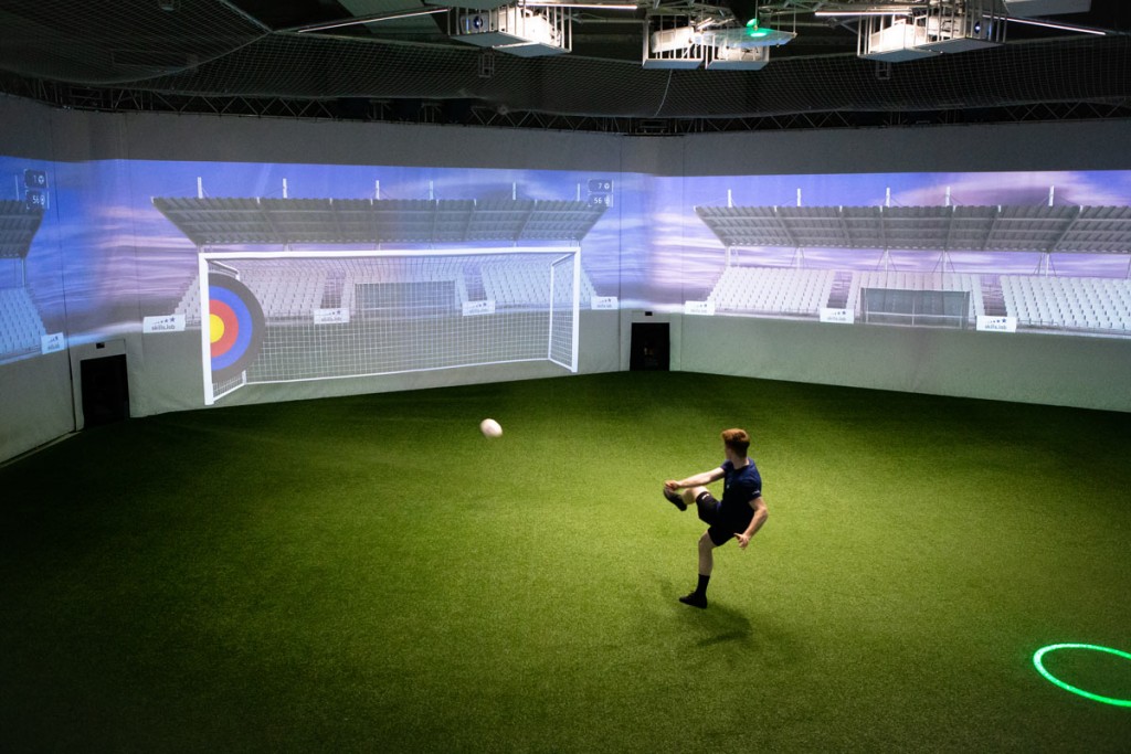 Skills Check - Ein erwachsener Spieler bei einer Torschüssübung in der skills.lab Arena in Wundschuh