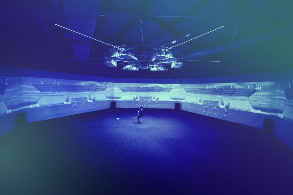 Skills Check Erwachsene - Ein männlicher Spieler während einer Passübung in der skills.lab Arena in Wundschuh