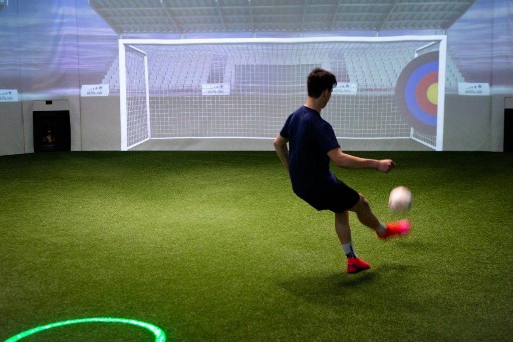 Skills Check Adults - Male player during a finishing exercise in the skills.lab Arena in Wundschuh