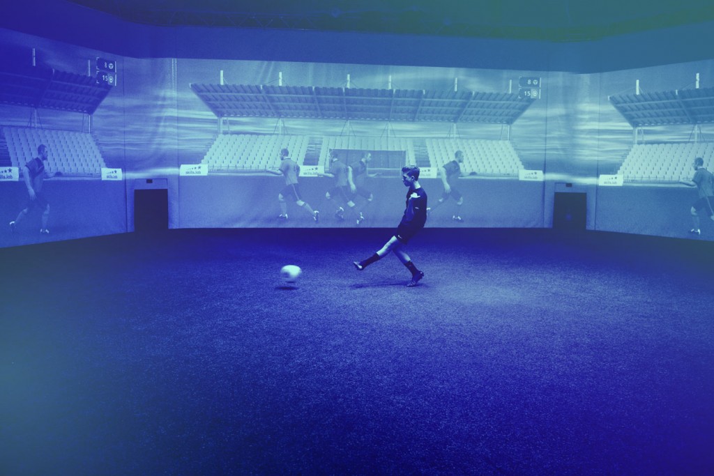 Skills Check Jugendliche - Ein Nachwuchsspieler bei einer Passübung in der skills.lab Arena in Wundschuh
