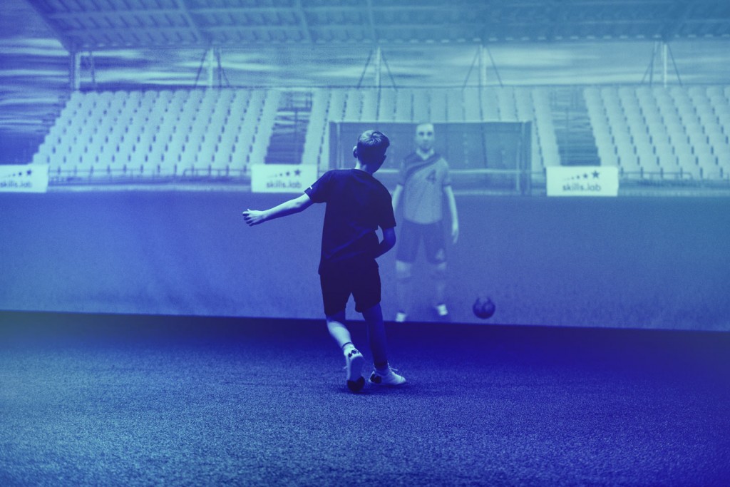 Skills Check Kinder - Ein Nachwuchsspieler bei einer Passübung in der skills.lab Arena in Wundschuh