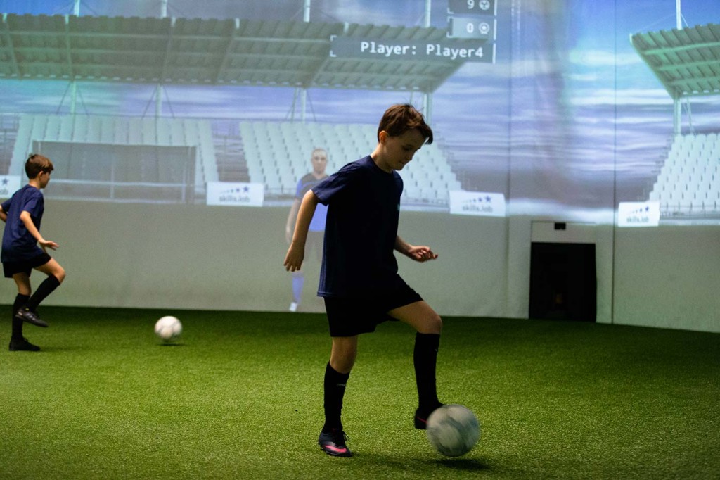 Liga 2022 - Zwei Nachwuchsspieler bei einer Passübung in der skills.lab Arena