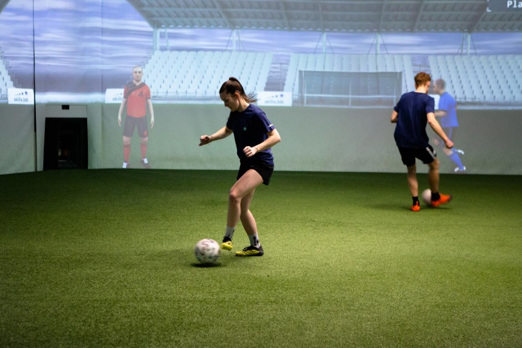 Team Check - Aufnahme einer Spielerin und eines Spielers während einer Parallelübung in der skills.lab Arena