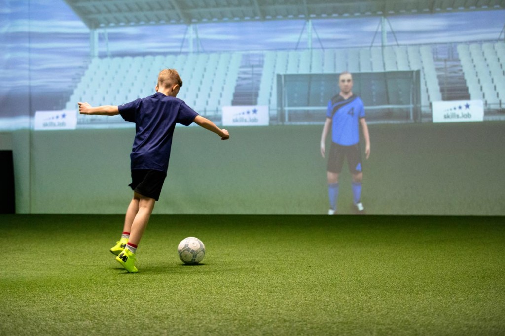 Team Check - Aufnahme eines Nachwuchsspielers während einer Passübung in der skills.lab Arena