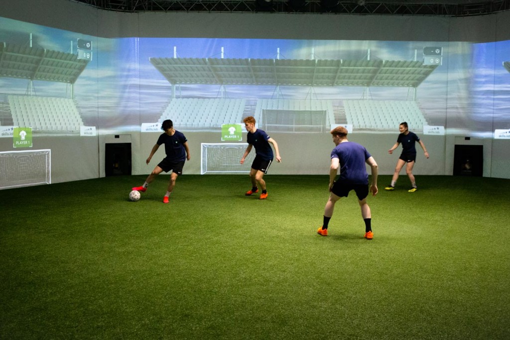 Über das skills.lab - Vier Erwachsene Spieler und Spielerinnen während einer Übung in der skills.lab Arena